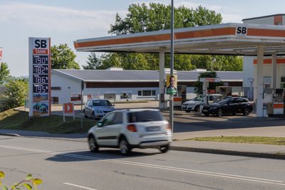 Auch an der SB-Tankstelle an der B 95 in Annaberg-Buchholz fielen die Spritpreise am Mittwochmorgen im Vergleich zum Vortag deutlich geringer aus.