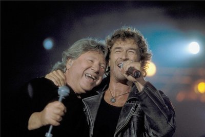 Karat-Sänger Herbert Dreilich (links) und Peter Maffay singen im Jahr 2000 "Über sieben Brücken musst Du geh'n": Der West-Star hatte den 1978 von der DDR-Band veröffentlichten Song 1980 für sein zwei Millionen Mal verkauftes Album "Revanche" gecovert und damit einen Riesenhit gelandet.