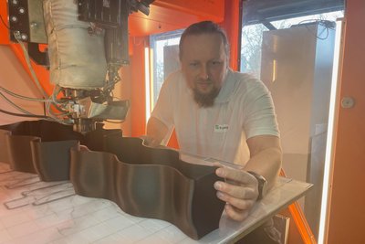 Oliver Klimach bedient als Techniker die 3D-Drucker im Fraunhofer-Institut.
