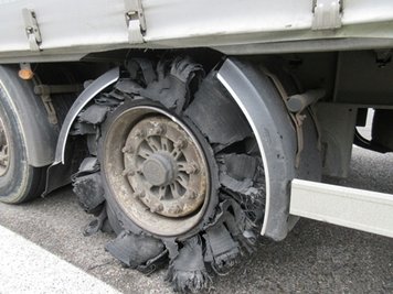 Aufgrund der gefährlichen Mängel muss der Fahrer des Lkw mit einem Bußgeld rechnen. 