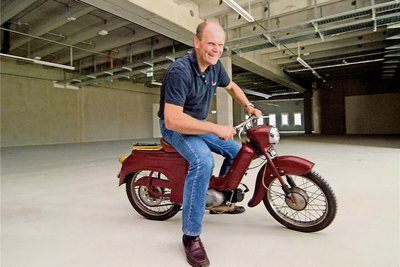 Der Chemnitzer Einzelhandelsunternehmer Peter Simmel im Jahr 2016 in den Räumen seines neuen DDR-Museums in Dresden. Mittlerweile ist das Museum mangels Besucherinteresse wieder Geschichte. Die Sammlung wurde nun versteigert, mit einem deutlich größeren Ergebnis als erwartet.