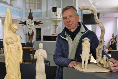 Die Werke des Holzbildhauers Robby Schubert – hier bei einer seiner jüngsten Ausstellungen in Lichtenstein – sind ab sofort in Thalheim zu sehen.