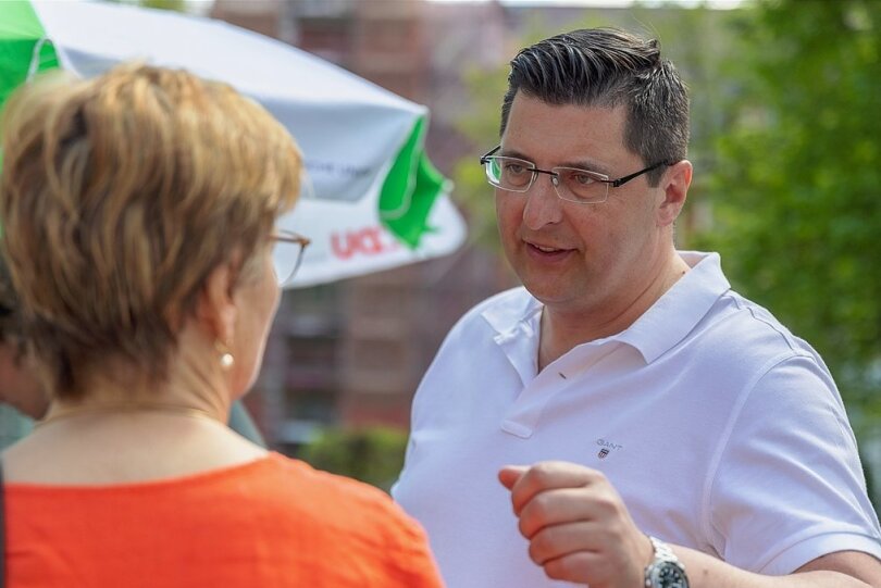 CDU-Kandidat Thomas Hennig bezeichnet sich selbst als Workaholic. Seit Wochen nimmt er nahezu täglich Wahlkampftermine wahr - wie hier in Falkenstein. 