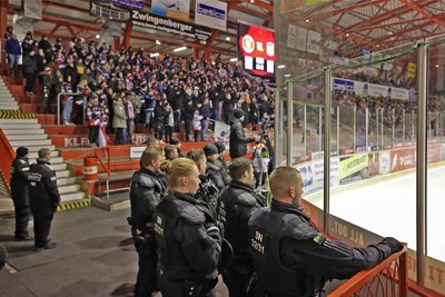 Blick zum Fanblock der Gäste: Die Polizei war bei Spielen zwischen Crimmitschau und Selb auch im Kunsteisstadion präsent.