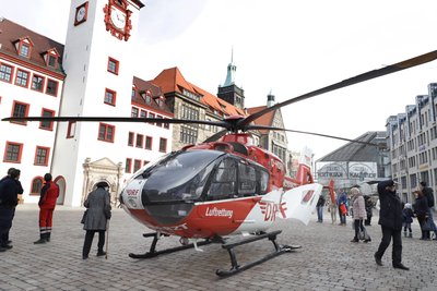 Gegen 10.30 Uhr landete am Montag ein Rettungshubschrauber auf dem Chemnitzer Markt.