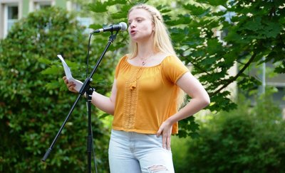 Elina Matthes beim Poetry-Slam im Zschopauer Park.