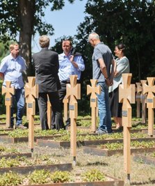 Die Kriegsgräberanlage auf dem Friedhof an der Hohensteiner Straße in Limbach-Oberfrohna ist saniert. Damit bietet sie nun wieder ein dem Gedenken an die in Weltkriegen Gefallenen würdigeren Anblick. 