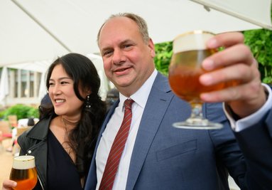 Dirk Hilbert (FDP), Oberbürgermeister der Stadt und Kandidat für den überparteilichen Verein «Unabhängige Bürger für Dresden», und seine Ehefrau Su Yeon Hilbert stehen auf der Wahlparty nach dem zweiten Wahlgang der Oberbürgermeisterwahl im Schloss Eckberg und jubeln nach dem Sieg.
