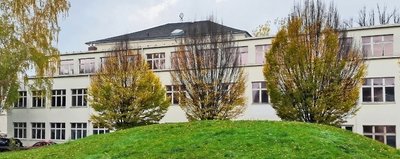 Das abgebildete Gebäude ist Teil der früheren Gewerbeschule und steht an der Neustraße. 