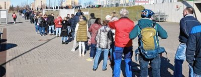 Eine lange Schlange bildete sich schon am vergangenen Mittwoch zum Start des Ticketverkaufs. 