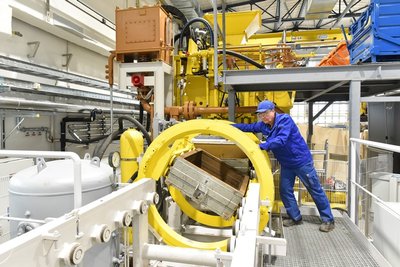 Mitarbeiter Veit Glöckner testet die Formkastendreheinrichtung der neuen Formanlage in der großen Gießereihalle der TU Bergakademie.