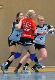 Mit vereinten Kräften: Denise Gruber (l.) und Lucie Walther stoppen hier Leipzigs Star Ingrida Radzeviciute. 