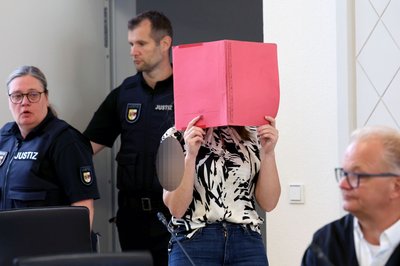 Die Angeklagte schweigt in dem Mordprozess.  