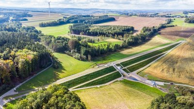 Das Hochwasserrückhaltebecken wurde 2017 eingeweiht, der Bau kostete insgesamt 21,8 Millionen Euro. Das sogenannte grüne Becken (linker Bereich) läuft erst voll, wenn das Absperrwerk geschlossen wird. 