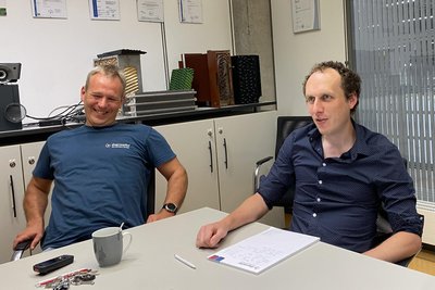 Spaß muss sein: Marketing-Chef Robert Seidel (rechts) und Gebäude-Manager Jörg Völkel.