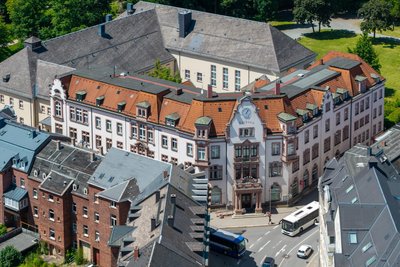 Blick aus der Luft auf das Rathaus in Aue. Die Digitalisierung der Verwaltung voranzubringen – das ist einer der Herausforderungen, vor denen der neue OB steht.