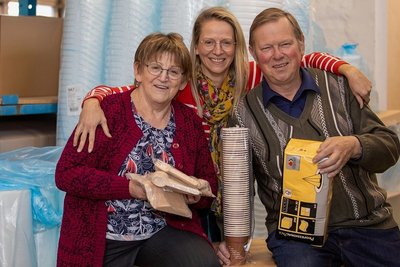 Gudrun und Hans Grassy geben die nach ihnen benannte Verpackungsmittel-Zentrale in Plauen auf und gehen in den Ruhestand. Tochter Karina (Mitte) hat ein eigenes Unternehmen und ist in Plauen unter anderem durch ihre Schlafsäcke der Marke Schlummersack bekannt.
