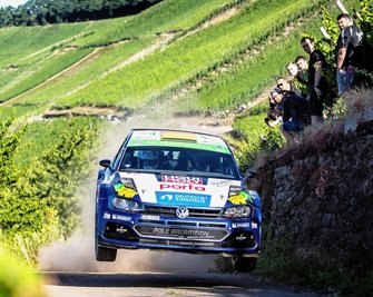 Bei der Premiere der Mittelrhein-Rallye im Sommer donnerten Julius Tannert und Christian Frank im VW Polo GTI mit 180 Sachen durch die Weinberge und fuhren auf Platz 3. 