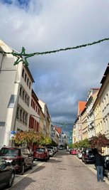 Die Burgstraße hat als erste in der Stadt die Weihnachtsbeleuchtung erhalten. Bis 21. November soll der Festschmuck komplett angebracht sein.