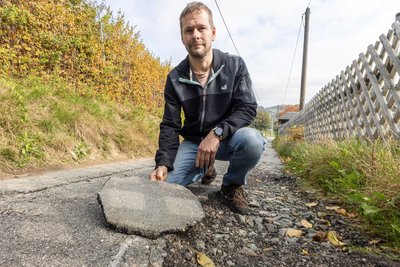 Geröll, Löcher und herausgelöste Teerplatten: Der Knochenweg in Herold ist nahe dem Grundstück von David Günther und seiner Familie in einem extrem schlechten Zustand.