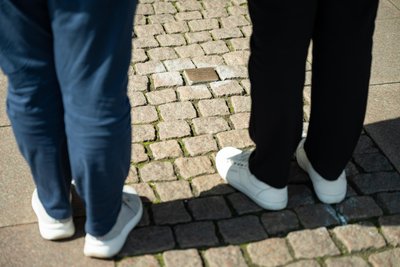 Mit Stolpersteinen wird in Eibenstock an Opfer des Nationalsozialismus erinnert.