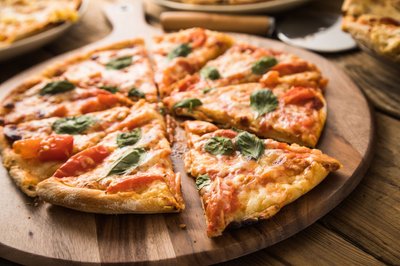 Wenn es wirklich schnell gehen muss, tut es auch mal eine Tiefkühlpizza - gerne aufgewertet mit einer Extraportion Gemüse und Mozzarella.