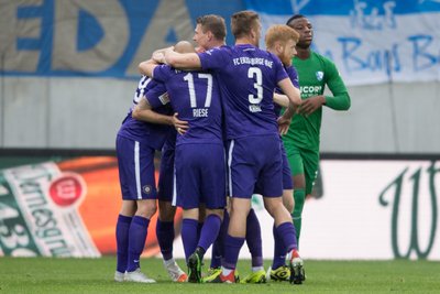 Jubel in Aue. Die Veilchen sind sechs Punkte vom Relegationsrang entfernt und stehen auf Rang 13.