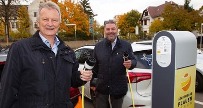 Der Plauener Stadtwerke-Geschäftsführer Peter Kober (links) und Ortsvorsteher Michael Findeisen nahmen die neue E-Ladesäule auf dem Jößnitzer Wanderparkplatz offiziell in Betrieb. 