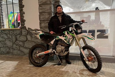 Kai Fröhner mit dem Prototyp der 125er-Enduro.