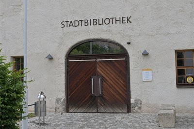 Die Bibliothek ist im Kornhaus untergebracht. Es wurde 1481 als Speicher erbaut und aufwendig saniert.
