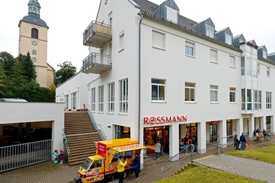 Die neue Rossmann-Filiale befindet sich in der Thalheimer Ortsmitte. Nebenan gibt es überdachte Parkplätze.