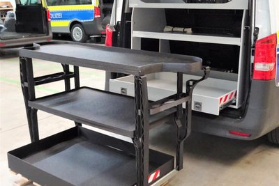 Vorn steht das Heckregal aus dem 3D-Drucker, das deutlich leichter ist als das Metallregal im Fahrzeug.