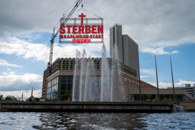 Bis Dienstagabend hing das Display noch vor der Stadthalle. Das Kreuz wurde zum „t“ des Bandnamens Kraftklub.
