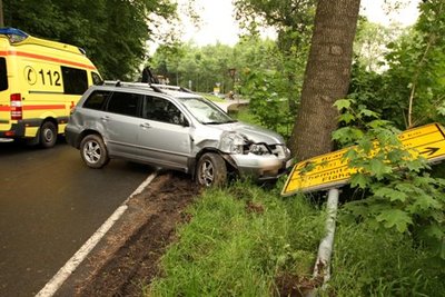 In Oberschöna ist am Samstagnachmittag eine 29-Jährige aus bisher unbekannter Ursache von der Fahrbahn abgekommen.