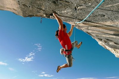 Alexander Huber kämpft sich durch die Route "Sansara" am Grübhörndl auf der Loferer Alm im Salzburger Land. 