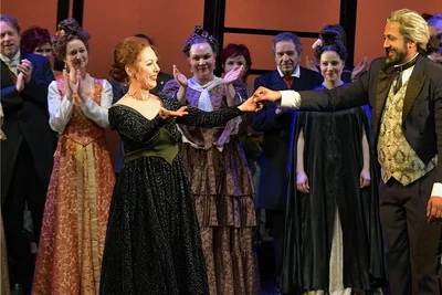 Sänger Vikrant Subramanian sprang kurzfristig ein und begeisterte an der Seite einer gut aufgelegten  Susanne Engelhardt (Mercédès) als Edmond Dantès/Graf von Monte Christo im Freiberger Theater. 