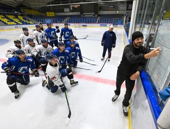 Trainer Jiri Charousek gibt den Crashers während des Trainings taktische Hinweise. 