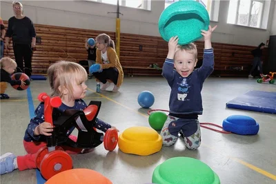 Die dreijährige Elena aus Cunersdorf und der ebenfalls dreijährige Arthur aus Frohnau sind begeistert bei der Sache, wenn sie donnerstags in der Turnhalle in Cunersdorf Sport machen dürfen. Eines der vielen regelmäßigen Angebote des TSV Cunersdorf. 