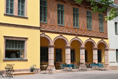 Sitzgelegenheiten im Außenbereich des Cafés „Waldschlösschen“ auf dem Rochlitzer Berg.