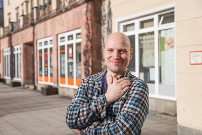 Daniel Presberger vor dem Büro der Bürgerstiftung für Chemnitz an der Reitbahnstraße. Er spendete drei Jahre lang einen Teil seiner Zeit für eine einsame Seniorin. Jetzt würde er gern einen neuen Kontakt aufbauen.