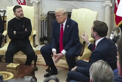 US-Vizepräsident JD Vance (rechts im Bild) spach mit dem ukrainischen Präsidenten Wolodymyr Selenskyj (links im Bild) im Beisein von US-Präsident Donald Trump im Februar.