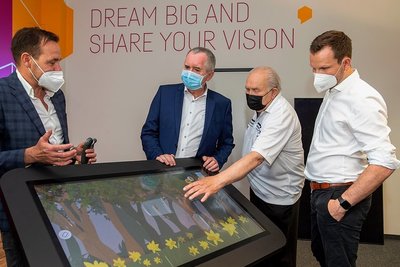 Der "Care Table" der Firma Senexis bietet Menschen in Pflegeheimen mehr Lebensqualität. Solche Innovationen sollen künftig in Chemnitz entwickelt, hergestellt und getestet werden (von links Tobias Jecht, Geschäftsführer der Firma Senexis, Staatsminister Thomas Schmidt, Gottfried Kürschner und Q-Hub-Chef Mario Geißler). 