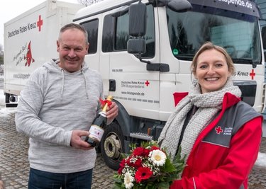 Eine Flasche Sekt und einen Blumenstrauß gab es für André Morgenstern. Überreicht bekam er die Geschenke von Anja Werth-Orgis. 