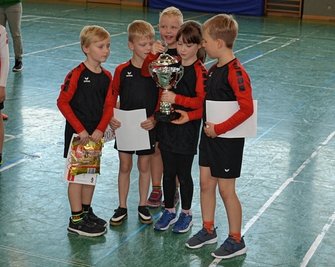 Gleich bei ihrem ersten Turnierauftritt durfte die U-8-Mannschaft des Faustballvereins 1925 Glauchau-Rothenbach den Siegerpokal mit nach Hause nehmen.