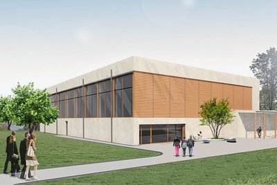 Die neue Sporthalle im Modell: Es ist das Herzstück des elf Millionen Euro teuren, künftigen Schulcampus Leukersdorf . Wann alles fertig ist, ist offen. 