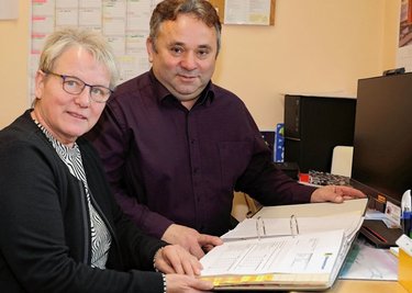 Mario Schöne, Vize-Bürgermeister von Thum, verabschiedete Regina Liebig. 