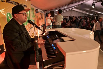 Zum Schalmeien- und Guggentreffen ist auch Schlager-Pop-Sänger Anthony Weihs aufgetreten.