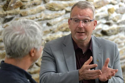 In der Presse-Tonne der „Freien Presse“ am Obermarkt in Freiberg führte Redakteur Wieland Josch ein Interview mit Landrat Sven Krüger (r.).