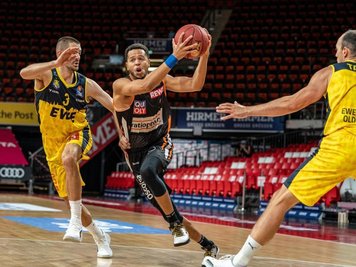  
          Tyler Jordan Harvey von ratiopharm Ulm (M) setzt sich gegen zwei Oldenburger durch.