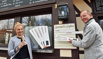 Theres und Thomas Lämmel betreiben mit ihrem Team die Parkklause im Barockgarten Lichtenwalde. Zum Angebot wird jetzt auch Softeis gehören. 